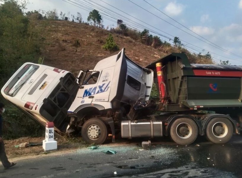 Xe khách đối đầu xe tải, 23 người thương vong ở Kon Tum - ảnh 1