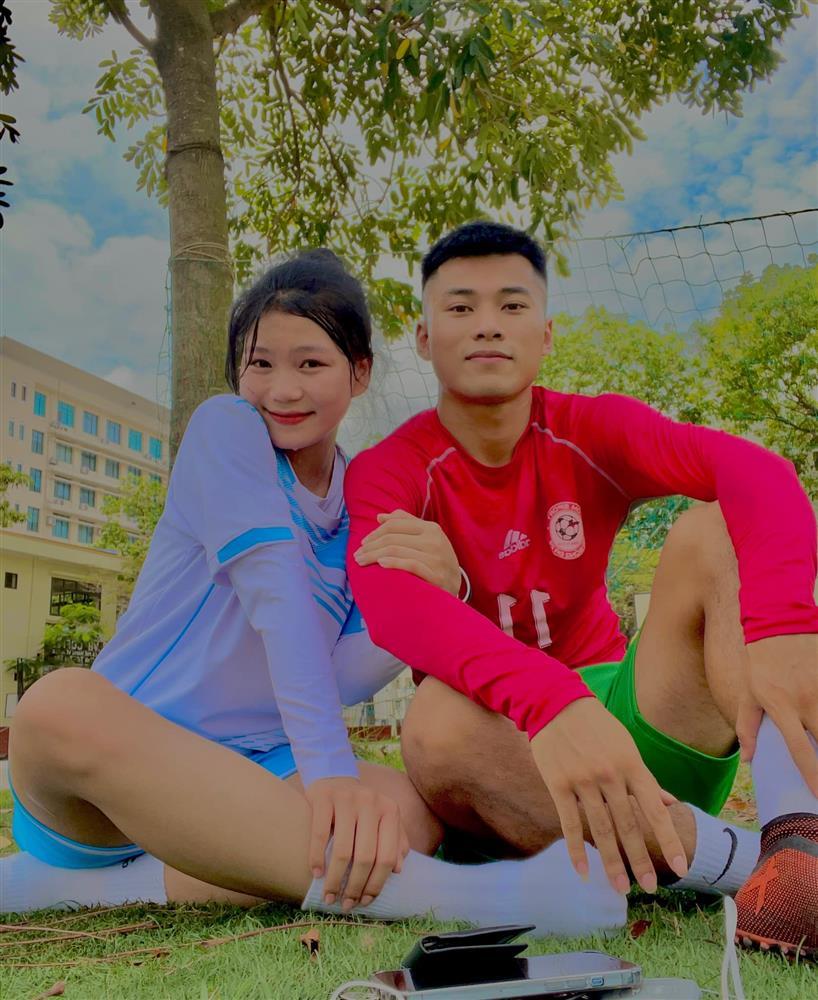 Soi loạt 'đồ đôi' khó 'học lỏm' của cặp vợ chồng cầu thủ tuyển Việt Nam - ảnh 3