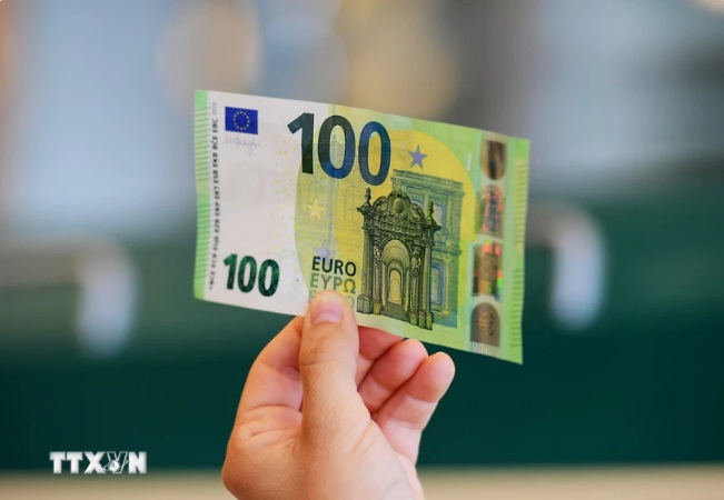 Đồng USD mạnh đẩy euro xuống mức thấp nhất 5 tháng - ảnh 1