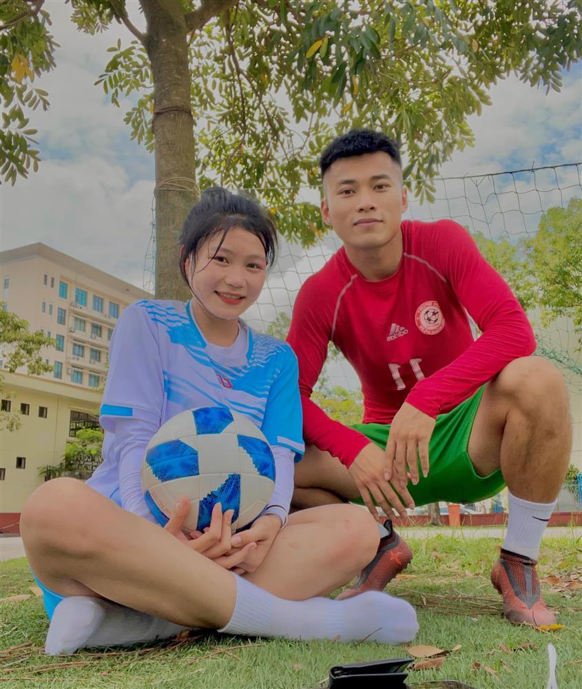 Soi loạt 'đồ đôi' khó 'học lỏm' của cặp vợ chồng cầu thủ tuyển Việt Nam - ảnh 2