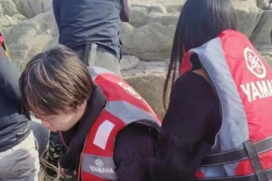 Suýt chết chìm vì chụp ảnh rồi ngủ quên trên bãi biển tại Trung Quốc - ảnh 2