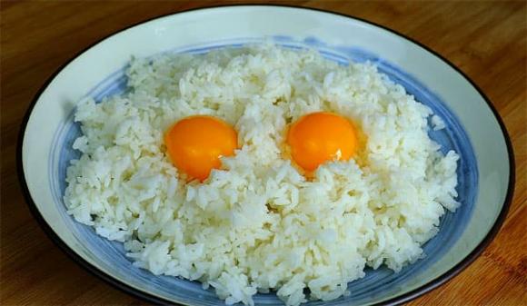 Tôi không bao giờ lãng phí cơm thừa ở nhà! Thêm 2 quả trứng và lấy ba bát cơm thừa làm theo cách này thì ăn không đủ - ảnh 1