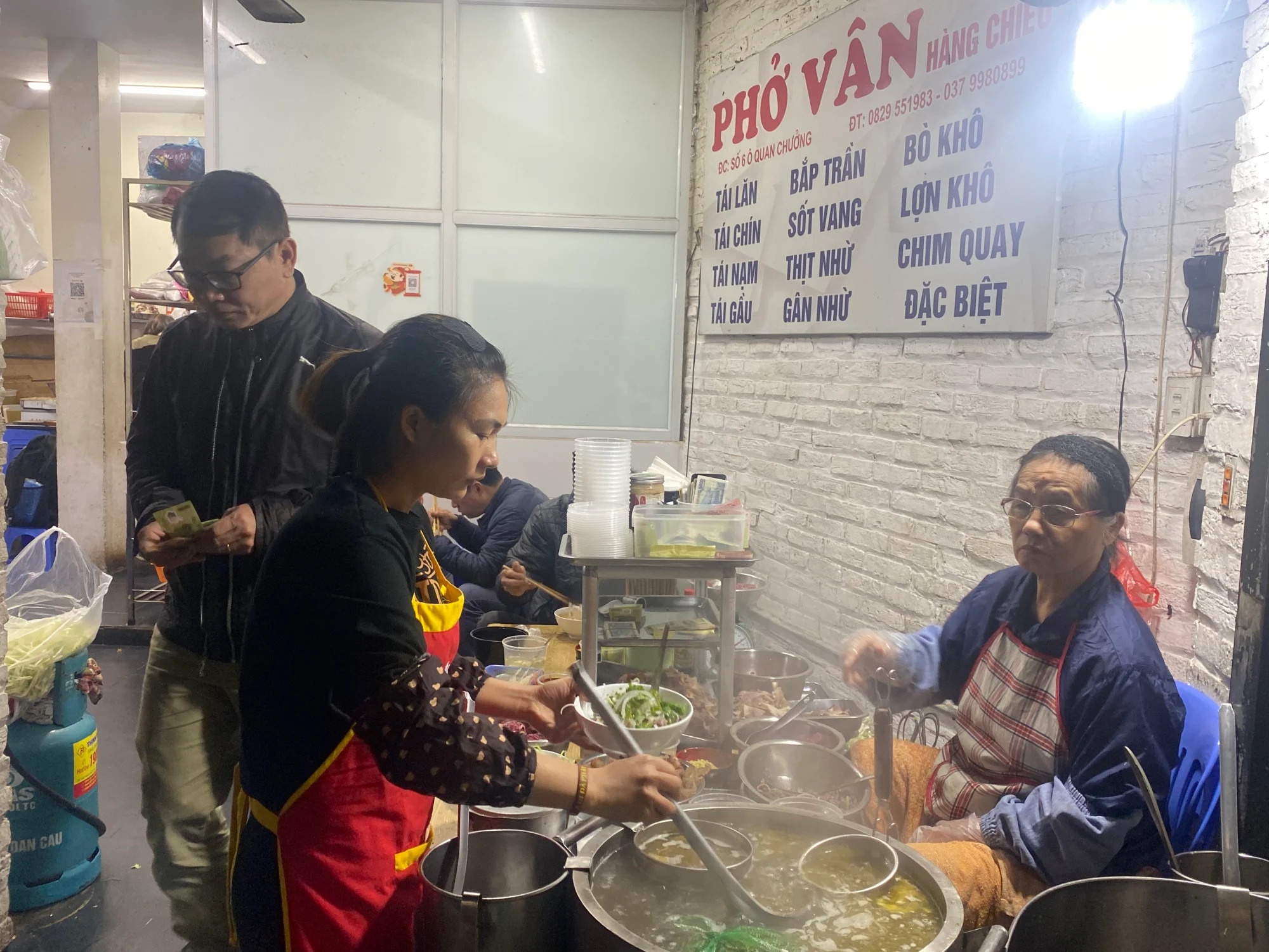 Khách ngoại thử phở bò wagyu, cocktail phở tại Việt Nam - ảnh 2