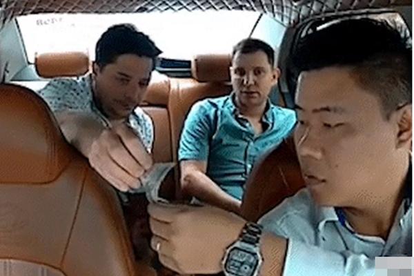 Khách Tây đưa nhầm tờ 500.000 đồng, phản ứng tài xế ở Hà Nội làm 'dậy sóng' - ảnh 1