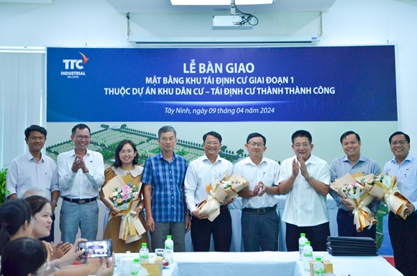 TTC IZ giao mặt bằng khu tái định cư Thành Thành Công cho thị xã Trảng Bàng - ảnh 2