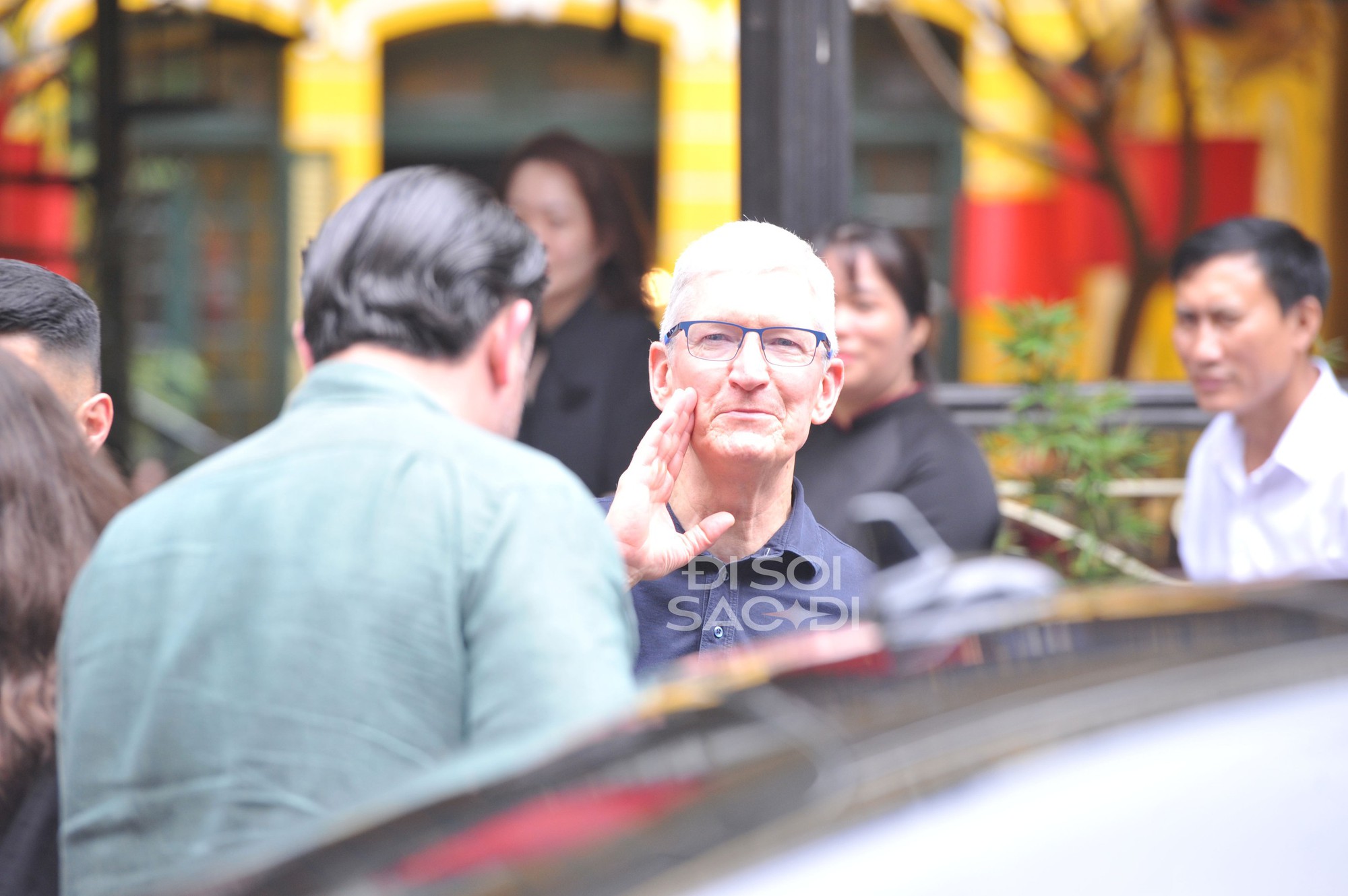 Bắt trọn Tim Cook ngồi cafe phố cổ với diva Mỹ Linh và Mỹ Anh tại Hà Nội - ảnh 2