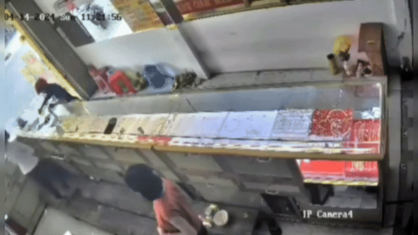 Cướp tiệm vàng ở Long An: Camera bắt trọn khoảnh khắc bà chủ ''tay không bắt cướp'' - ảnh 2