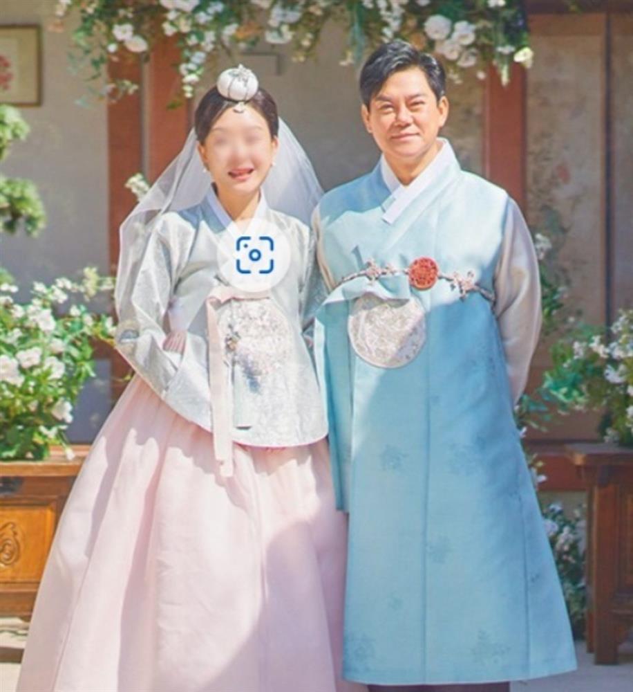 Bố ruột tái hôn ở tuổi 64, tài tử 'Nữ hoàng nước mắt' Kim Soo Hyun vắng mặt - ảnh 1