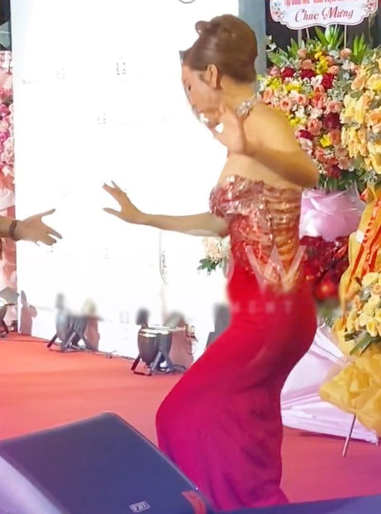 Diện váy quá ôm, 'mỹ nữ Việt sánh vai cùng Neymar' luống cuống, suýt 'vồ ếch' trên thảm đỏ - ảnh 3
