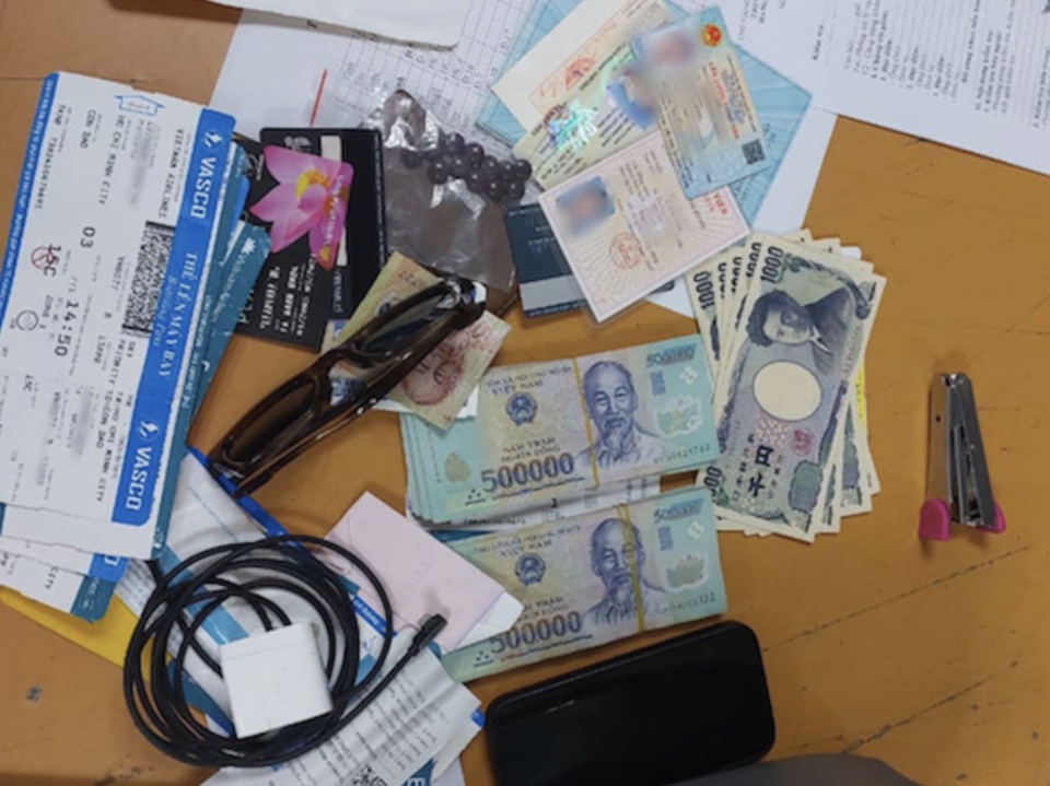 Chiếc ví có gần 100 triệu đồng bên trong bị ''bỏ quên'' ở Nội Bài - ảnh 1