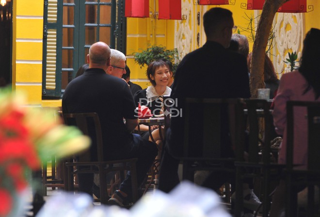 Bắt trọn Tim Cook ngồi cafe phố cổ với diva Mỹ Linh và Mỹ Anh tại Hà Nội - ảnh 4