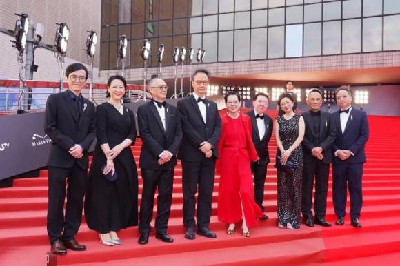 Thảm đỏ Giải thưởng Điện ảnh Hồng Kông lần thứ 42: Vắng Thư Kỳ, ông xã Phùng Đức Luân xuất hiện tình tứ bên Angelababy - ảnh 4