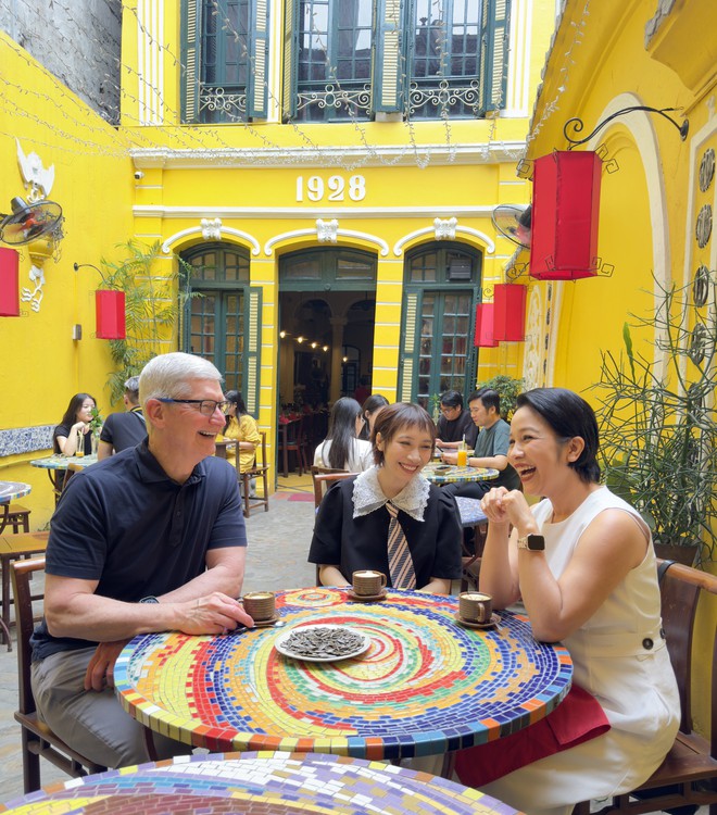 Bắt trọn Tim Cook ngồi cafe phố cổ với diva Mỹ Linh và Mỹ Anh tại Hà Nội - ảnh 6