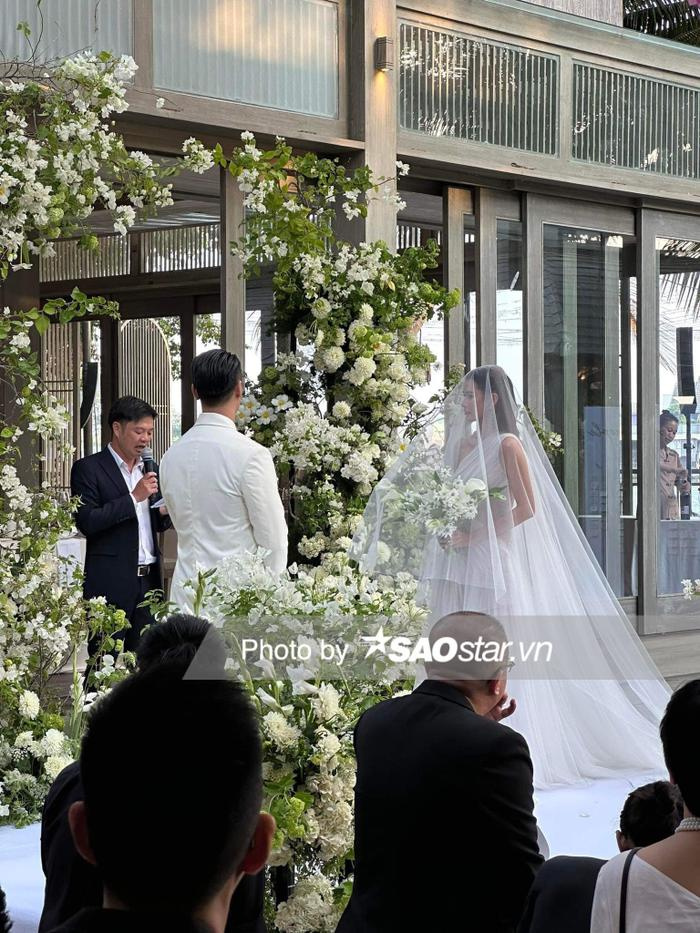 Hậu đêm tân hôn tất bật, Minh Tú rạng rỡ đến dự đám cưới Cao Thiên Trang - ảnh 3