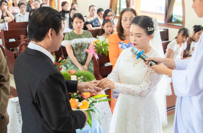 Cô dâu U60 ở Đà Lạt vỡ òa hạnh phúc trong đám cưới cổ tích bên chú rể Bình Dương - ảnh 2