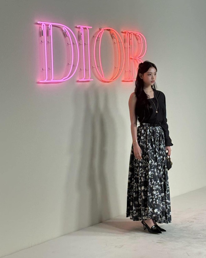 Haerin dự show Dior, nhan sắc ra sao khi chung khung hình với 