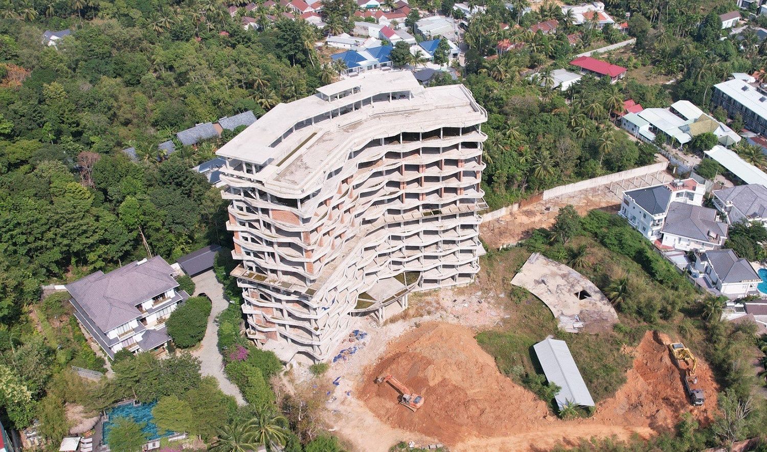 Hoàn tất tháo dỡ khách sạn 12 tầng xây dựng trái phép ở Phú Quốc - ảnh 2