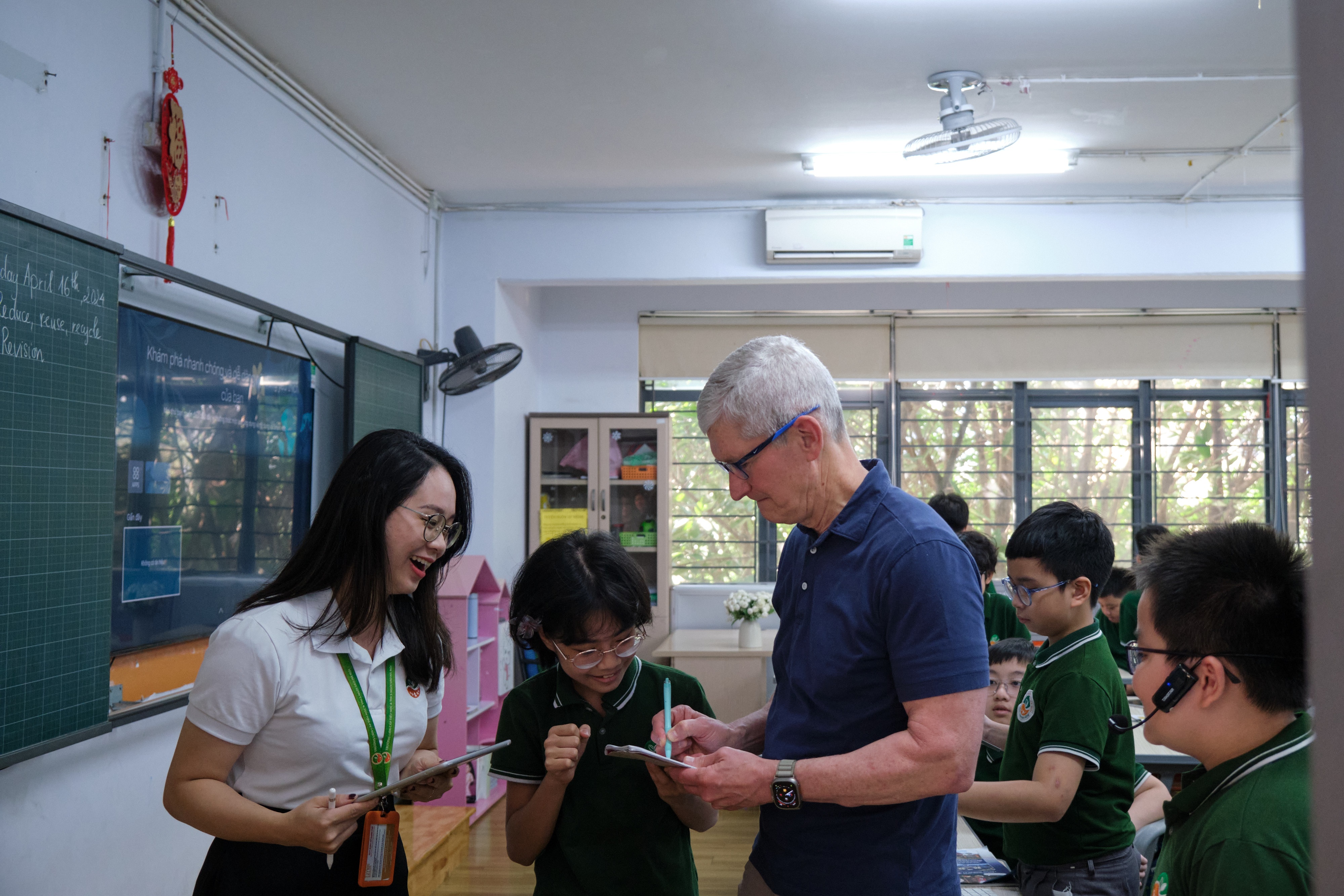 Tim Cook ngồi học cùng học sinh tại Hà Nội - ảnh 2