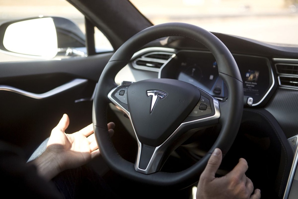 Tesla giảm giá ‘sập sàn’ tính năng tự lái FSD - ảnh 1