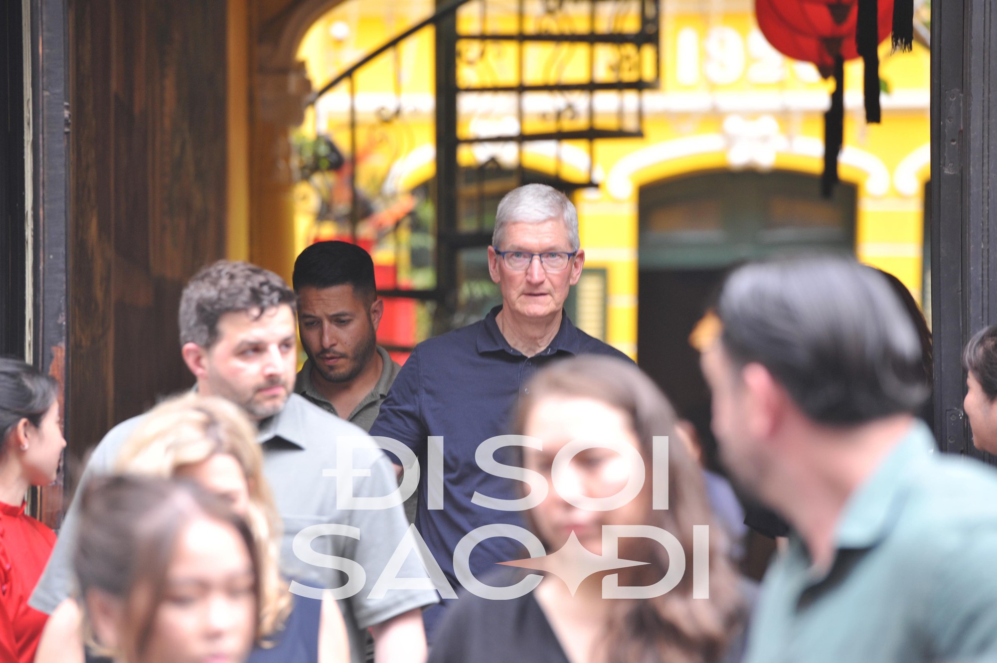 HOT: Những hình ảnh đầu tiên của CEO Apple Tim Cook tại Việt Nam - rời khách sạn 5 sao, đi cafe phố cổ - ảnh 4