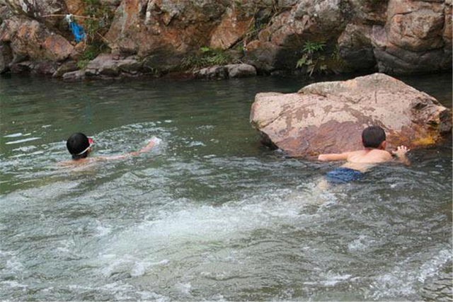 Đi tắm sông với bố, bé trai 6 tuổi bị cuốn chân vào hang động lạ: Cổ vật 2.500 năm được tìm thấy, chính quyền cấm túc cả gia đình - ảnh 1
