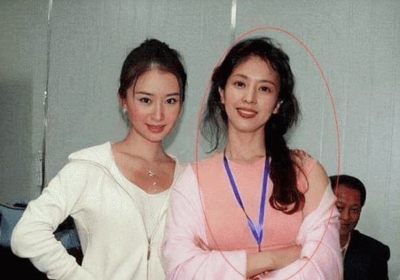 Mẹ Lưu Diệc Phi - Lưu Hiểu Lợi: Hai cuộc hôn nhân và hai cuộc ly hôn, vẫn độc thân ở tuổi 65, xinh đẹp hơn con gái - ảnh 8