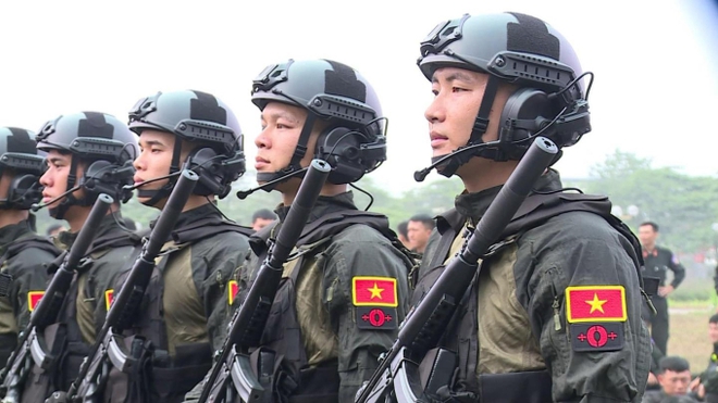 Quân phục mới của lực lượng cảnh sát đặc nhiệm: Chỉ một ký hiệu nhỏ được thêm trên vai áo nhưng có thể cứu sống sinh mạng nhiều chiến sĩ - ảnh 1