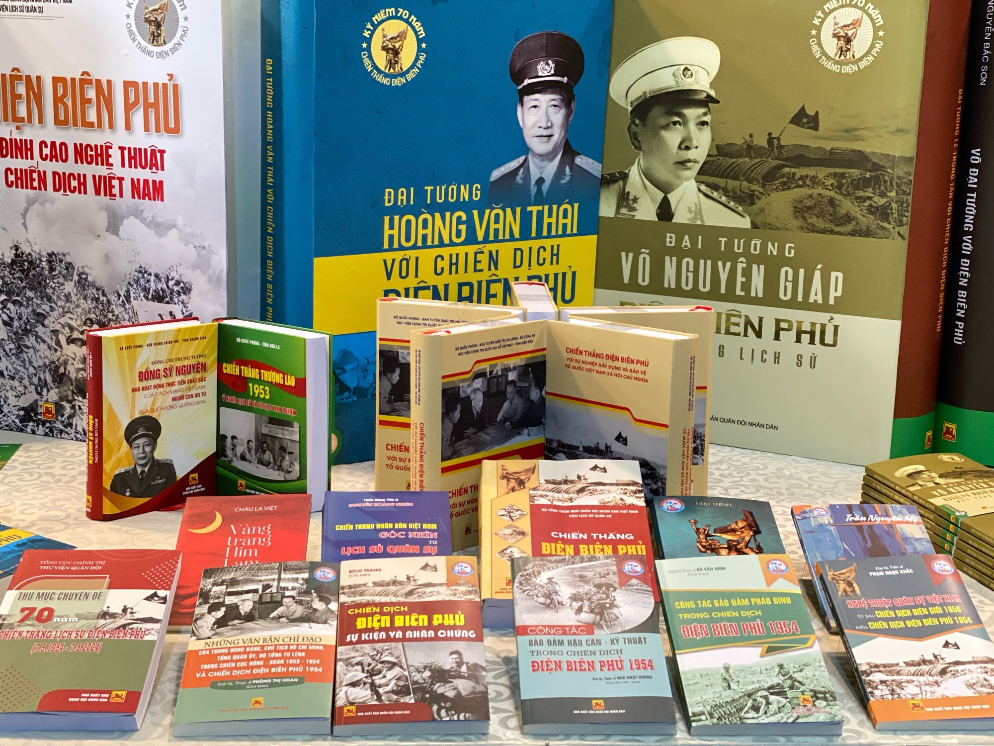Bộ sách quý kỷ niệm 70 năm Chiến thắng Điện Biên Phủ - ảnh 2