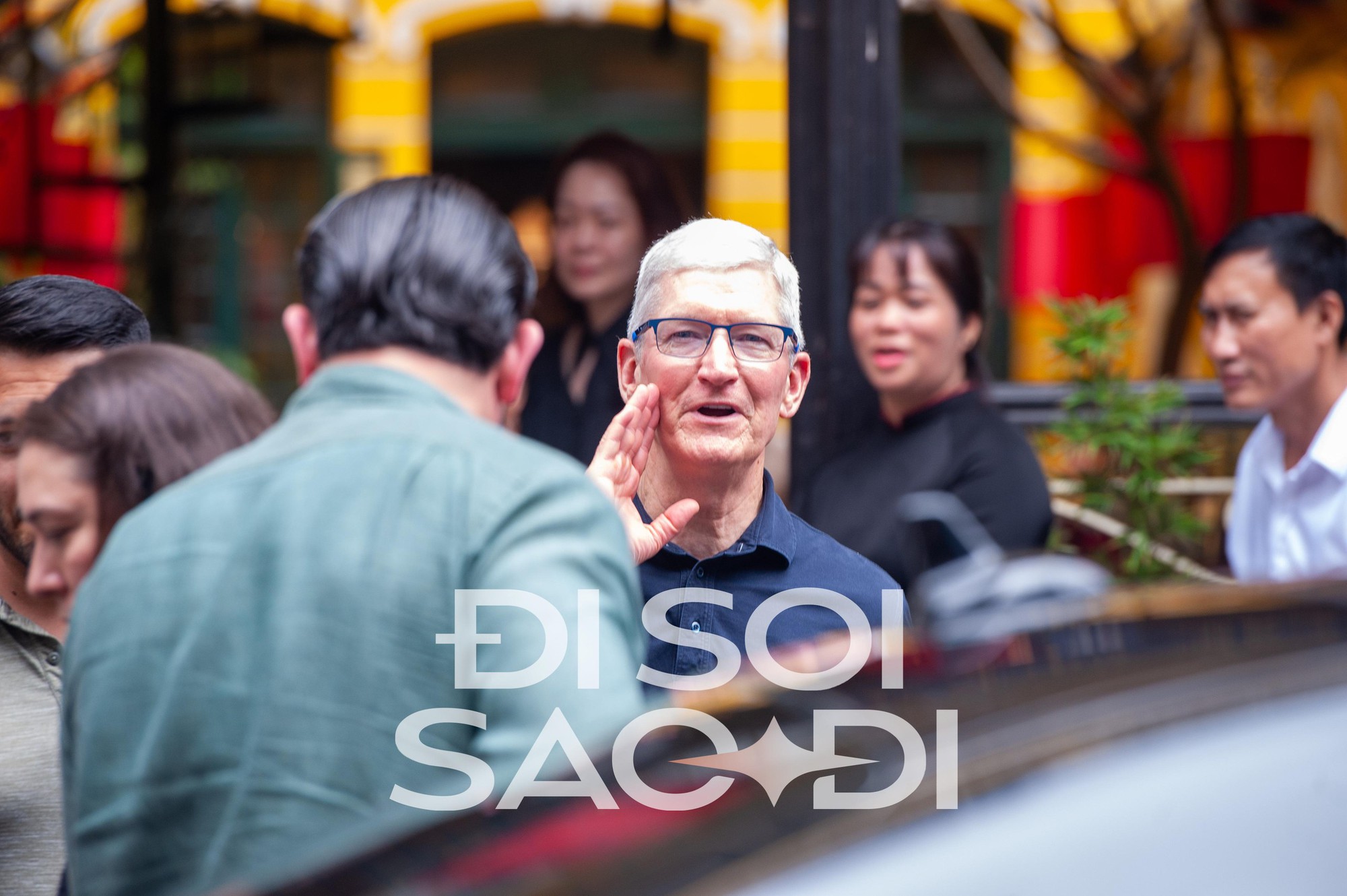 HOT: Những hình ảnh đầu tiên của CEO Apple Tim Cook tại Việt Nam - rời khách sạn 5 sao, đi cafe phố cổ - ảnh 2