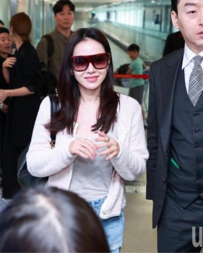 Son Ye Jin gây bão tại sân bay trong chuyến công tác nước ngoài, lộ chi tiết Hyun Bin luôn theo sát hoạt động của vợ - ảnh 2