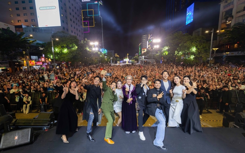 Lý Hải cùng dàn cast “Lật Mặt 7” ra mắt hàng nghìn khán giả tại phố đi bộ Nguyễn Huệ - ảnh 1