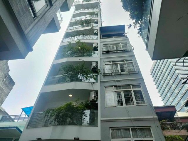 Sập mái kính nhà cao tầng khiến 4 người thương vong ở Hoàn Kiếm, Hà Nội - ảnh 1