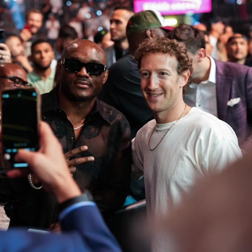 Mark Zuckerberg và Jeff Bezos ''lột xác'' - ảnh 3
