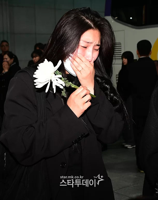 Lễ đưa tang Park Bo Ram: Mỹ nhân Kara gục khóc xót xa, nam ca sĩ Winner cùng dàn sao nghẹn ngào tiễn biệt - ảnh 9