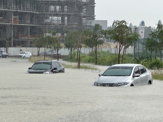 Dubai bỗng ngập lụt kinh hoàng: Siêu xe trôi nổi trên phố, máy bay 