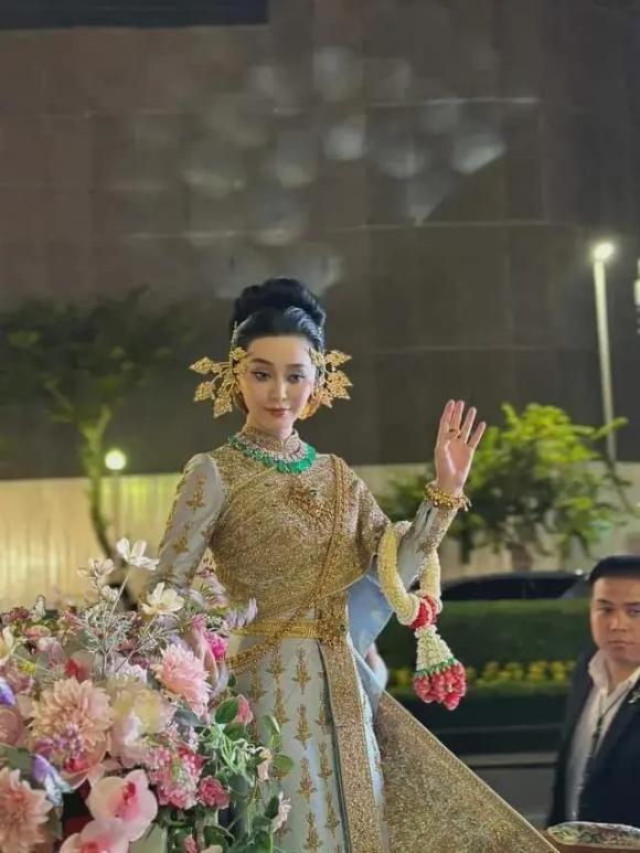 Phạm Băng Băng bị bóc mẽ ''làm màu'' ở lễ hội té nước Thái Lan, cứ tưởng được chào đón như ngôi sao quốc tế nhưng sự thật không ngờ - ảnh 1