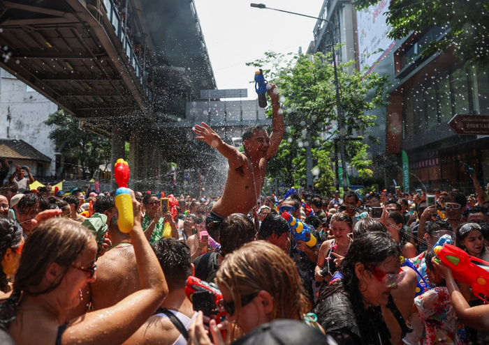 Hơn 1000 người gặp nạn tại lễ hội té nước ở Thái Lan - ảnh 1