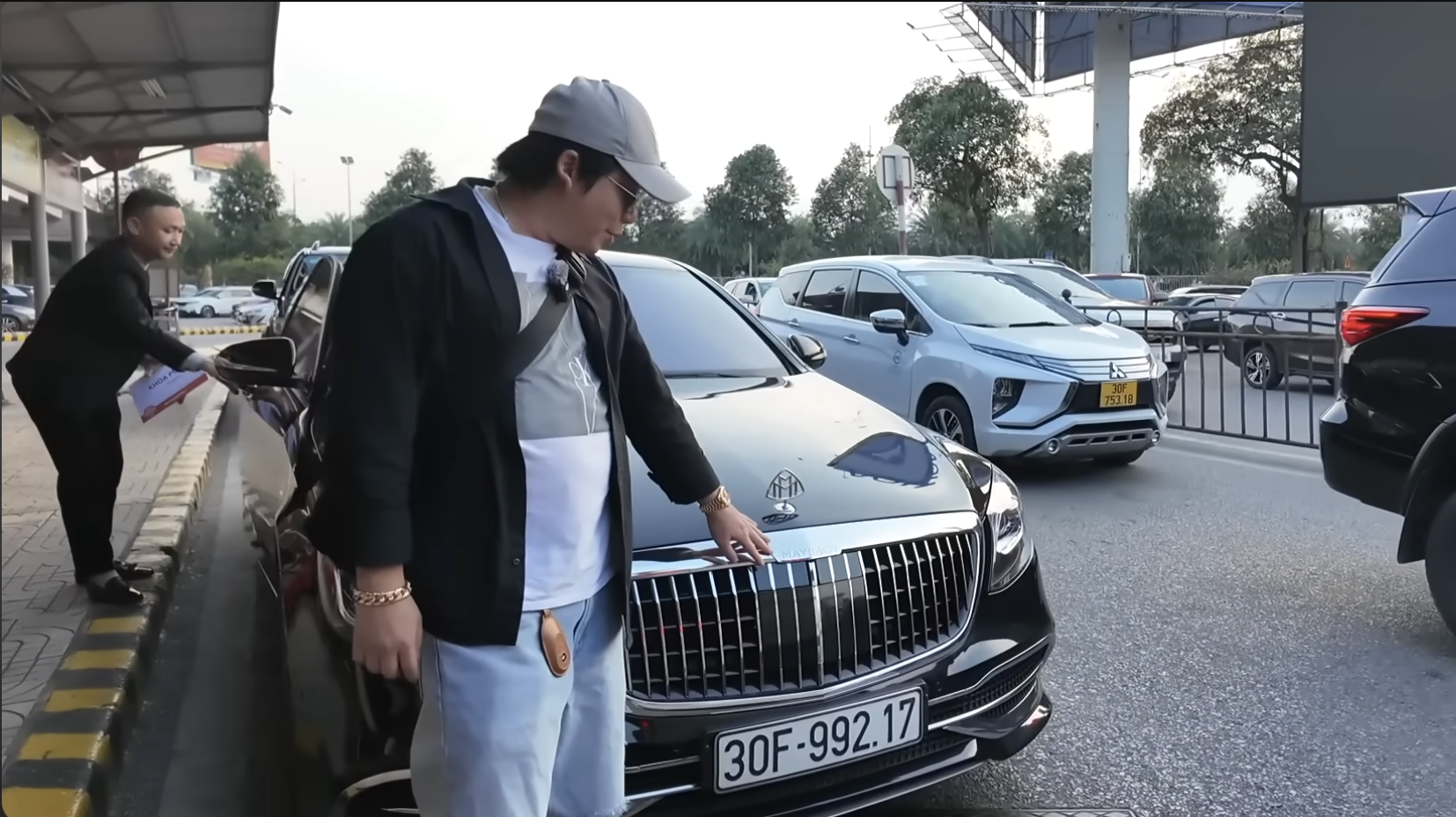 Chiếc Mercedes-Benz S-Class độ Maybach chở CEO Apple tại Hà Nội từng đưa đón Khoa Pug, nhiều lần dùng làm xe hoa - ảnh 9