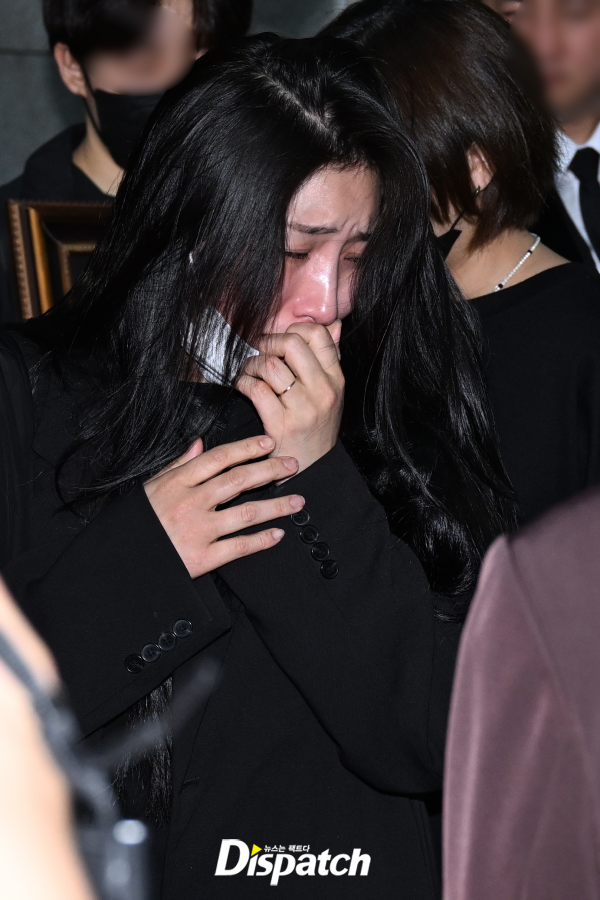 Lễ đưa tang Park Bo Ram: Mỹ nhân Kara gục khóc xót xa, nam ca sĩ Winner cùng dàn sao nghẹn ngào tiễn biệt - ảnh 10