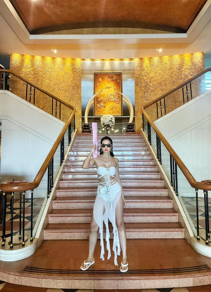 Siêu mẫu Việt U40 diện váy áo ướt nước 'hot' nhất ở lễ hội té nước Thái Lan - ảnh 2