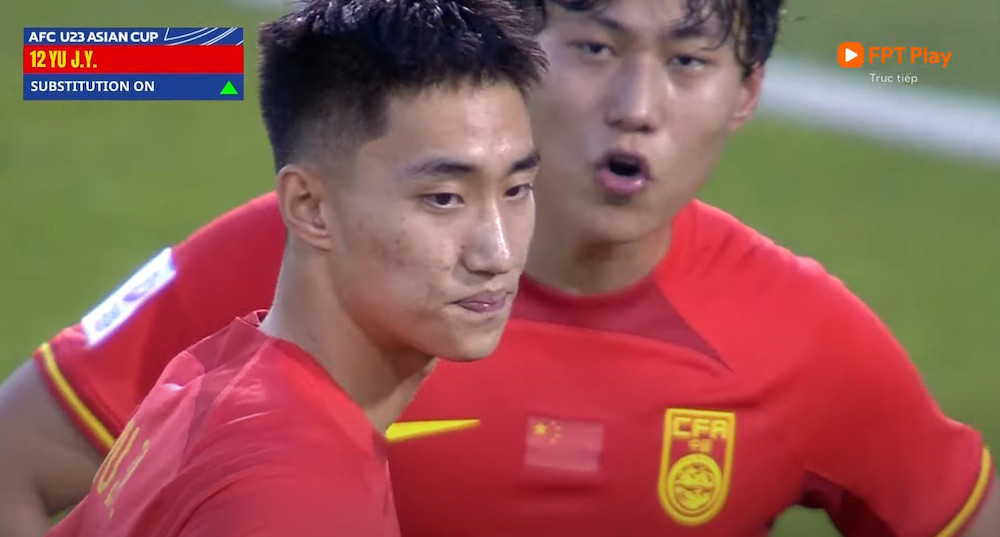 Bế tắc trước Nhật Bản, HLV Trung Quốc tung thủ môn vào đá tiền đạo - ảnh 1