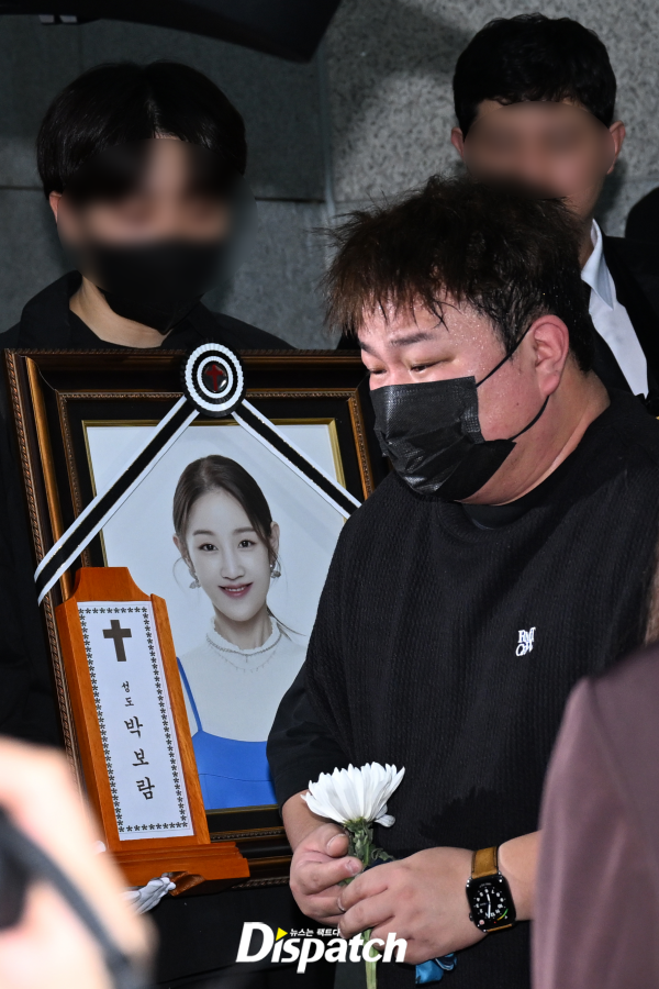 Lễ đưa tang Park Bo Ram: Mỹ nhân Kara gục khóc xót xa, nam ca sĩ Winner cùng dàn sao nghẹn ngào tiễn biệt - ảnh 11