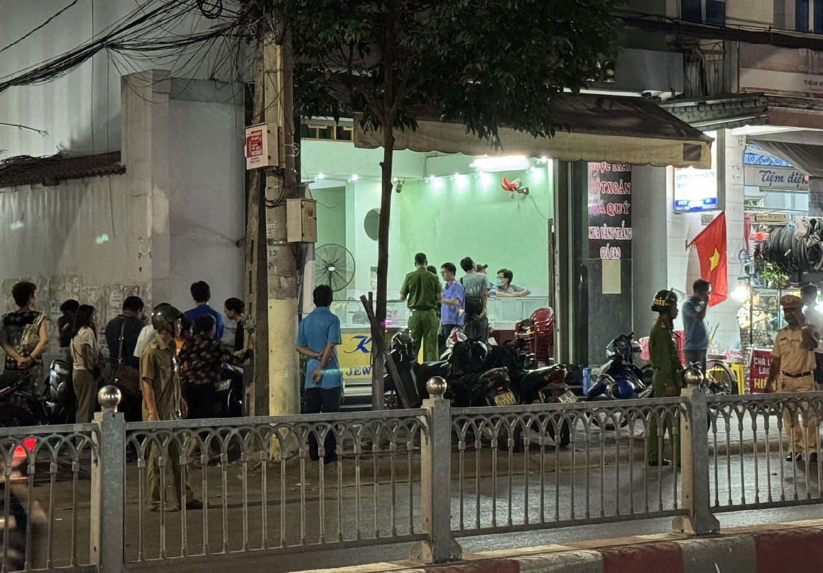 Truy bắt đối tượng dùng bình xịt hơi cay cướp tiệm vàng ở Bình Thuận - ảnh 1