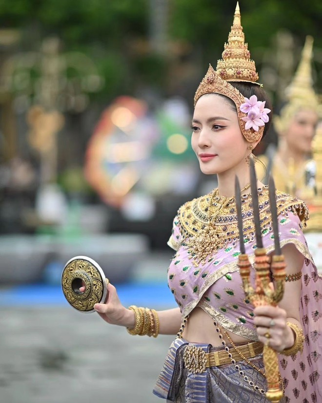 7 nữ thần Songkran 2024 “bất phân thắng bại”: 2 bạn thân Lisa so kè nhan sắc, trùm cuối gây xao xuyến cực mạnh - ảnh 3