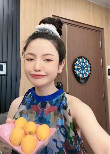 Vợ Quang Hải chi hơn nửa triệu đồng mua loại quả dại mọc ven đường Nhật Bản để thử khi mang bầu - ảnh 1