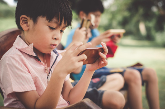 Trẻ em Việt được dùng điện thoại sớm 4 năm so với thế giới: Tỷ phú Bill Gates khẳng định đây mới là độ tuổi an toàn nhất để trẻ sử dụng smartphone - ảnh 2