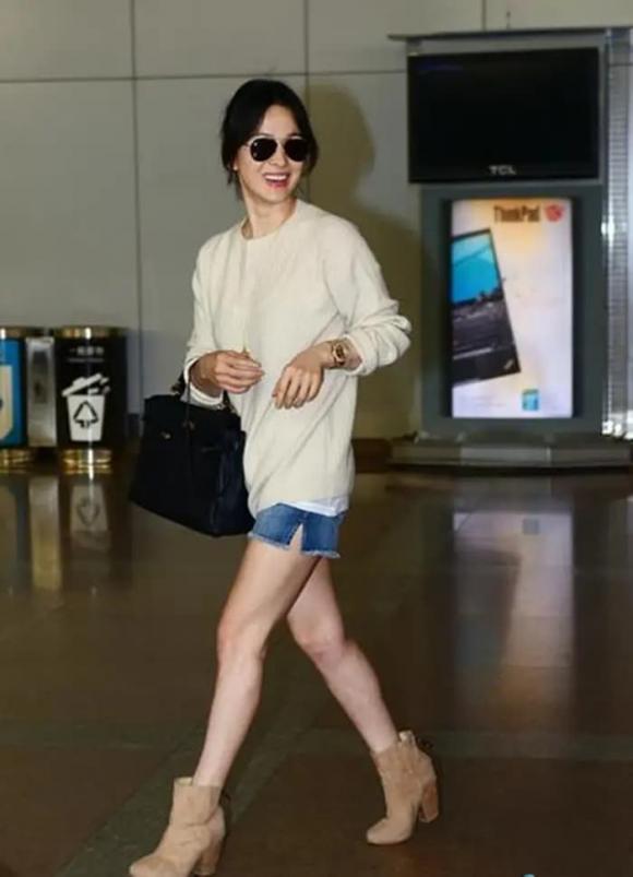 Song Hye Kyo 43 tuổi dắt chó đi dạo và gây sốt với cách mặc mới: Áo nỉ + quần short, vừa thời trang vừa đậm phong cách phương Tây - ảnh 9