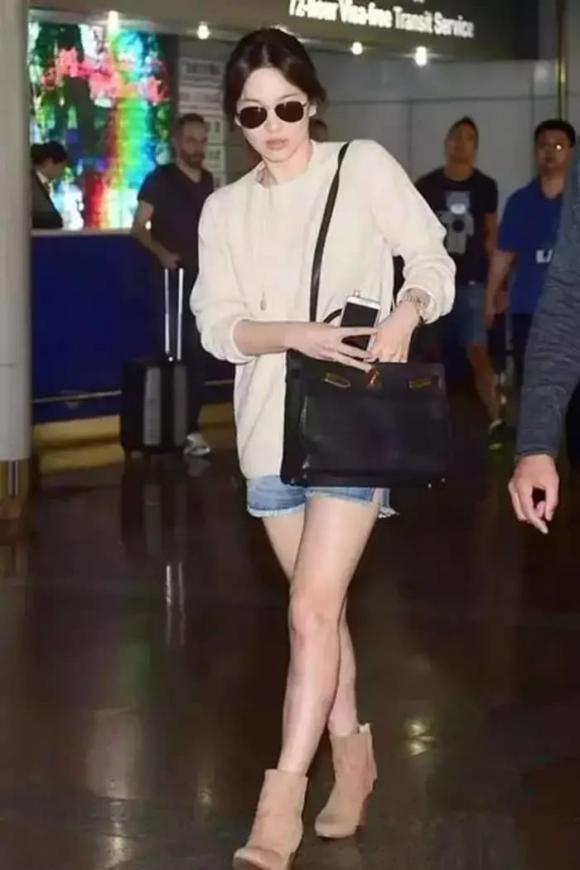Song Hye Kyo 43 tuổi dắt chó đi dạo và gây sốt với cách mặc mới: Áo nỉ + quần short, vừa thời trang vừa đậm phong cách phương Tây - ảnh 11