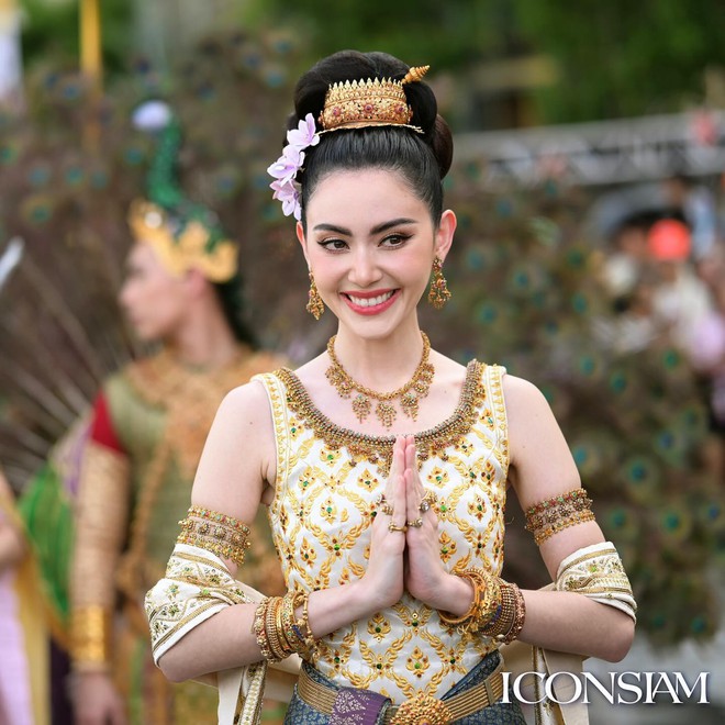 7 nữ thần Songkran 2024 “bất phân thắng bại”: 2 bạn thân Lisa so kè nhan sắc, trùm cuối gây xao xuyến cực mạnh - ảnh 19