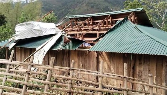 Dông lốc cuốn phăng hơn 800 mái nhà ở Cao Bằng - ảnh 1